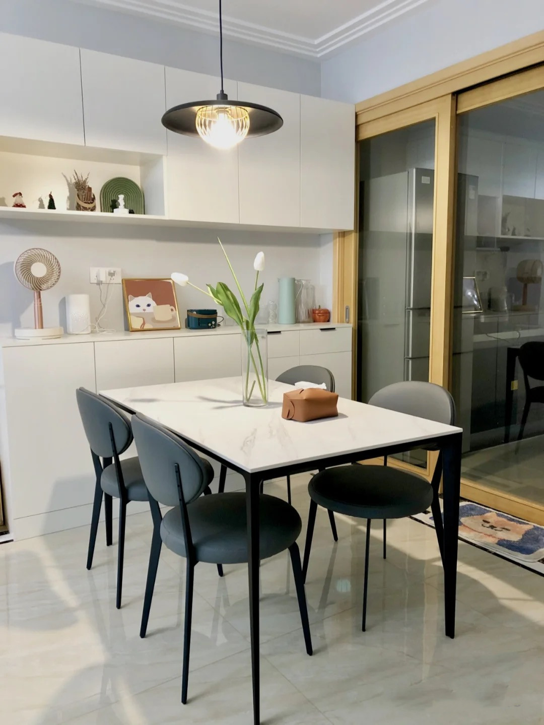 一侧墙面上做了餐边柜,增加了收纳空间,可以让餐厅保持整洁无物的状态